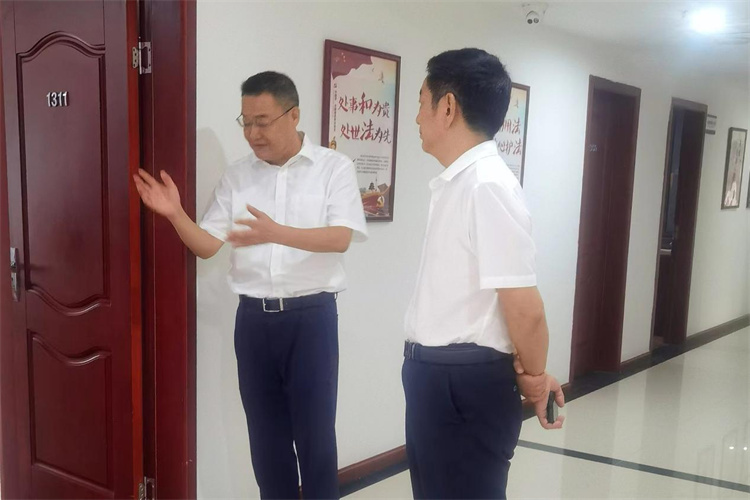 省供銷社黨組成員、機(jī)關(guān)黨委書記李先明帶隊(duì)檢查指導(dǎo)棉麻集團(tuán)安全生產(chǎn)工作